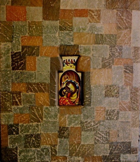 Maica domnului cu pruncu – colaj frunza de vita tempera lemn – 38x27cm